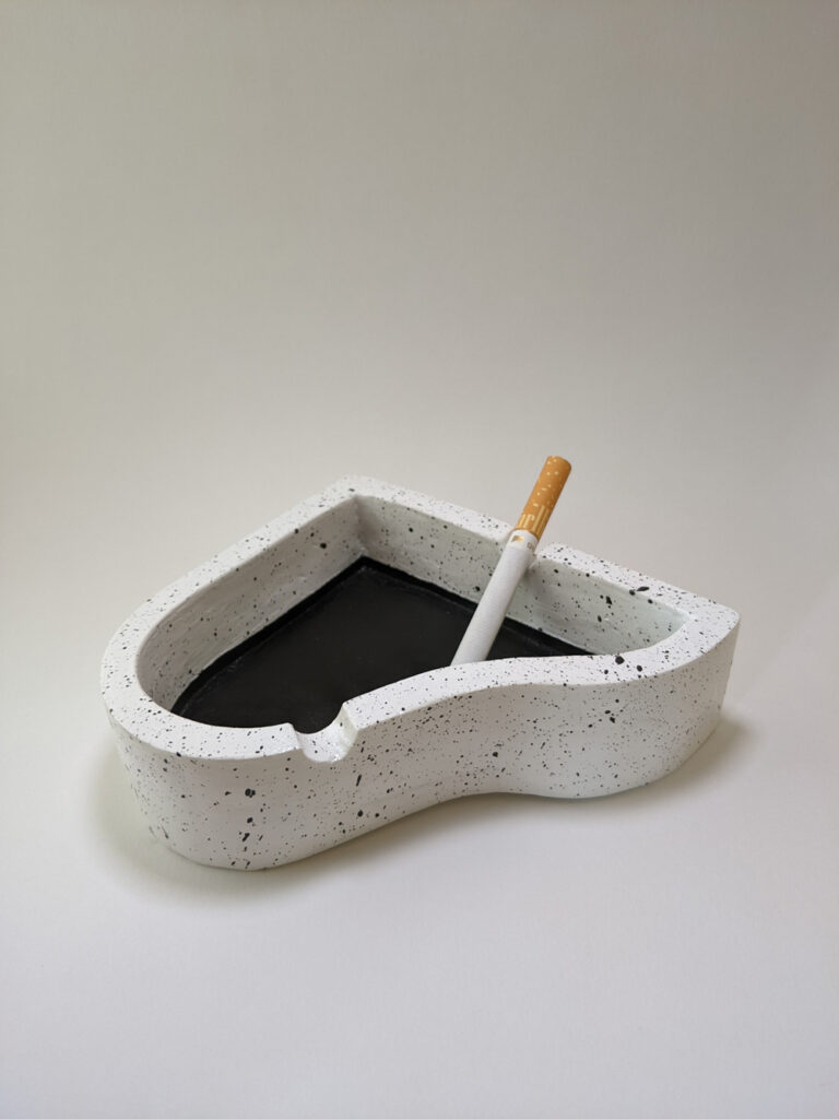 Cendrier en forme de piscine numéro 2.
Number 2 pool shaped ashtray.